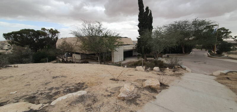 Als je naar boven loopt, dan zie je als eerste de eetzaal, met heerlijke maaltijden.