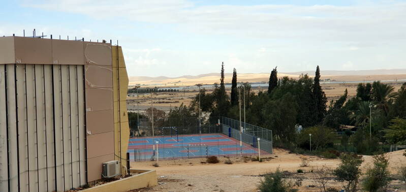  Met daarnaast, beneden de tennisbaan.