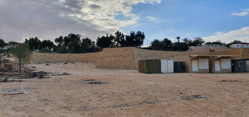 Beneden zie je de mogelijke oude muren