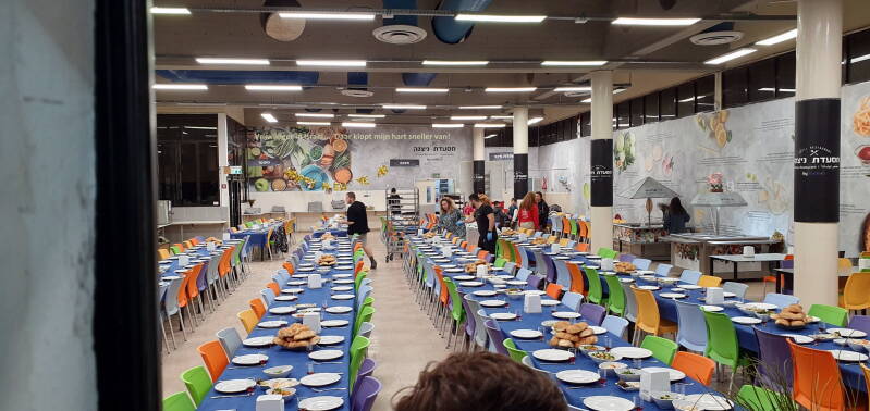  Het betreden van de eetzaal was verboden, totdat, alles uitgeserveerd was; borden, bestek, brood, wijn, zout, servetjes