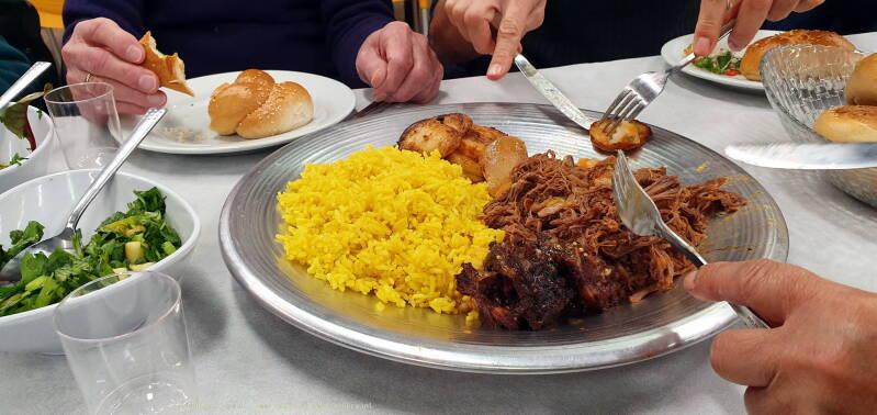  Nadat de Maaltijd des Eeuwige genomen was, begon de andere maaltijd, die werd geserveerd