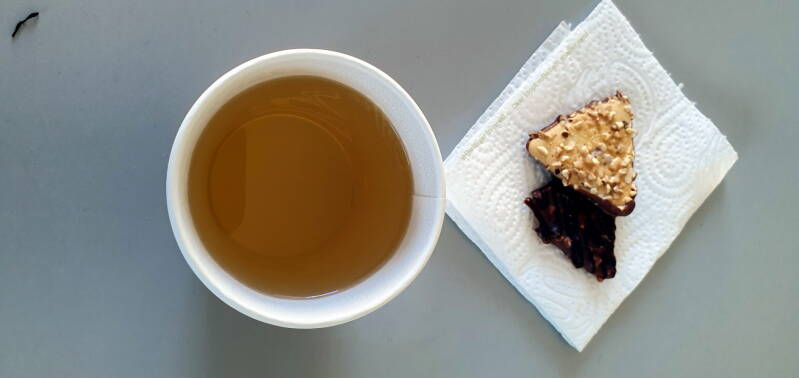  Van ochtend kreeg ik van Annie, verse venkelthee met lekkere koekjes! Als ik daar niet van opknap, dan helpt werkelijk niets meer!