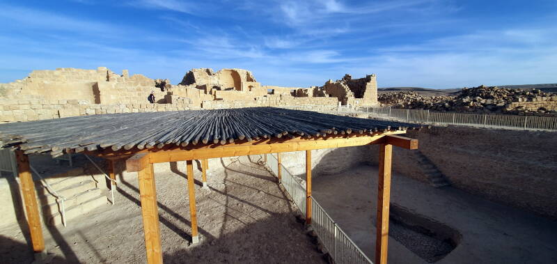 Het houten dak van het zwembad