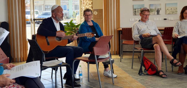 Wiljo en Annie verzorgen hier de aanbidding 