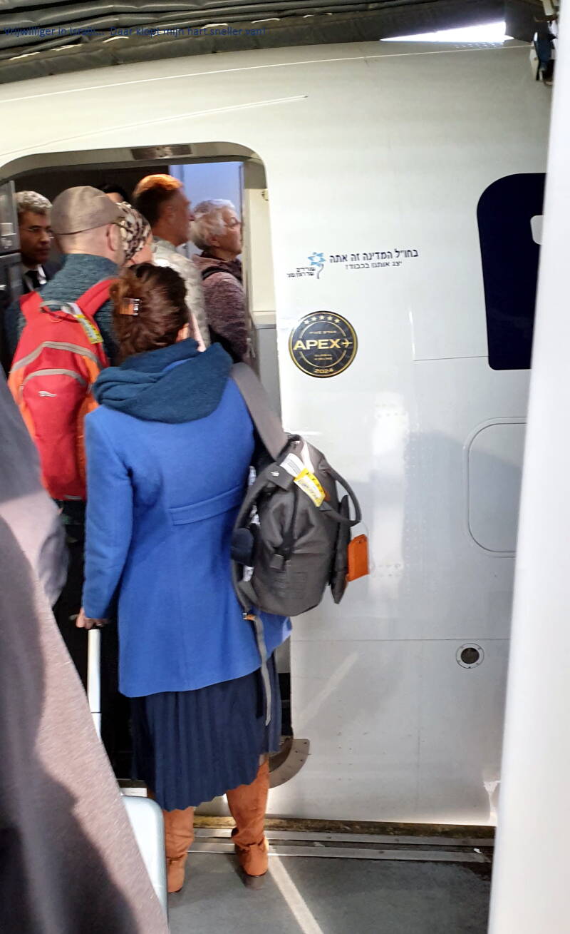 De passagiers stappen in, laat dit nu toch bijna allemaal bezoekers zijn van de Messiaanse gemeente uit Apeldoorn, Bracha!