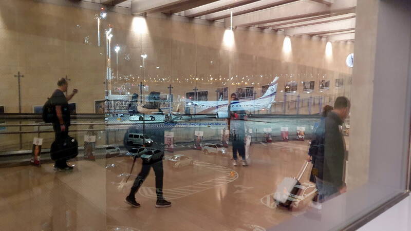 Onderweg naar de aankomst/vertrekhal, met het toestel en de gesprekken nog in mijn hoofd