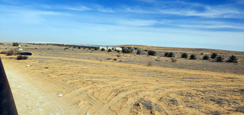 Een rit van vijf minuten door de woestijn.