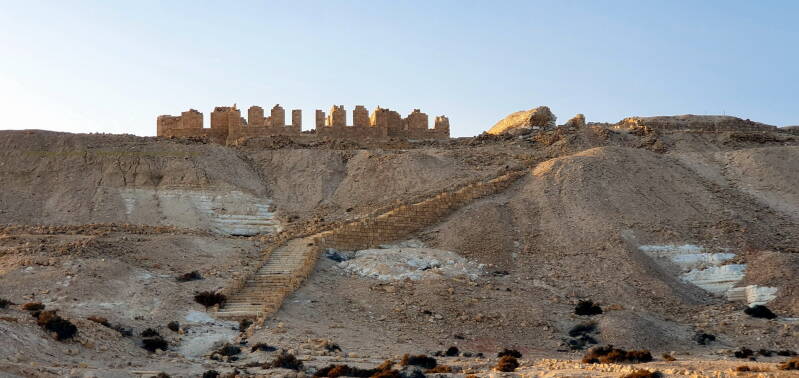 Er zijn sporen van een groot gebouw uit de eerste eeuw voor Christus met een monumentale trap. 