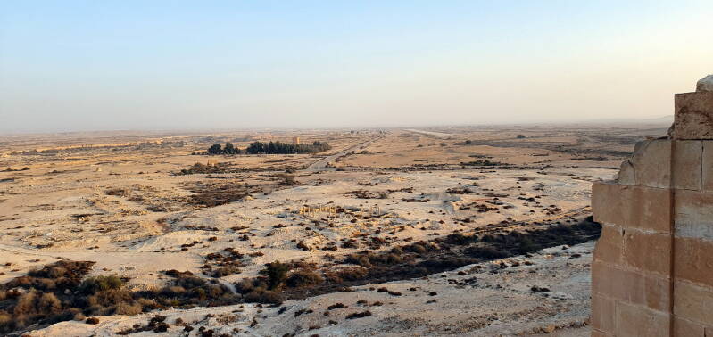 Ondanks dit verlies groeide Nitzana onder Byzantijnse heerschappij. Aan het einde van de 3e eeuw na Christus werd het fort uitgebreid met stallen voor paarden en kamelen. 