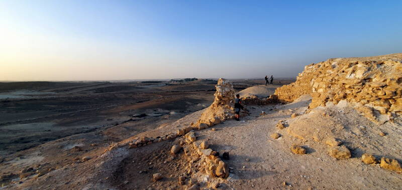 In de 4e eeuw werd aan de noordkant van het fort een kerk gebouwd. In de 7e eeuw werd 60 meter ten zuidoosten van het fort een tweede kerk gebouwd.