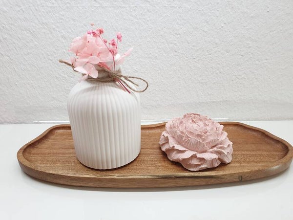 Edles Holztablett mit Vase und Duftölblume
