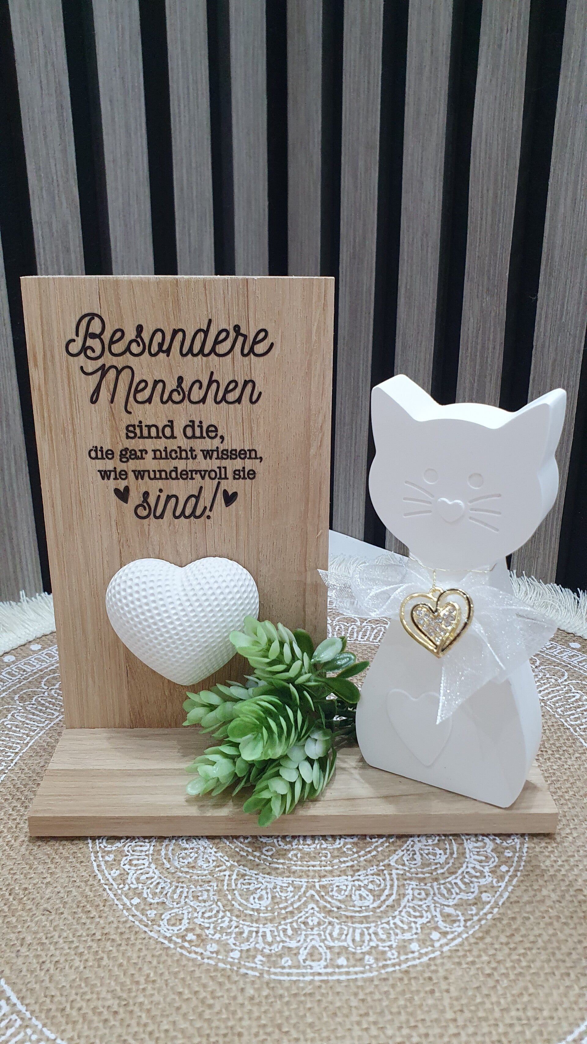 Kätzchen auf Holz mit Spruch