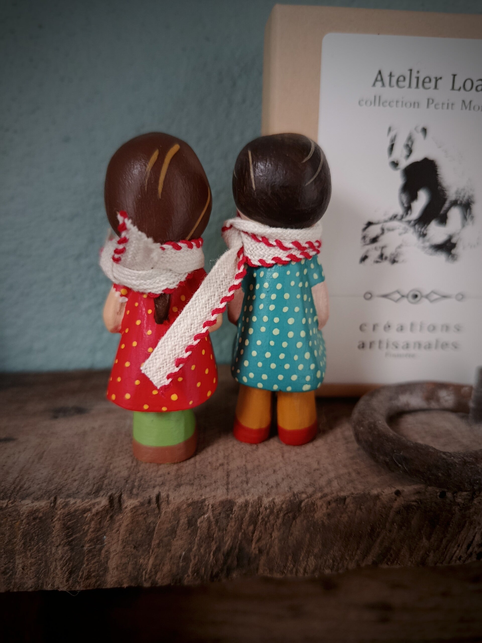 Duo de petits humains. (Amulettes/Collection "Petit Monde")