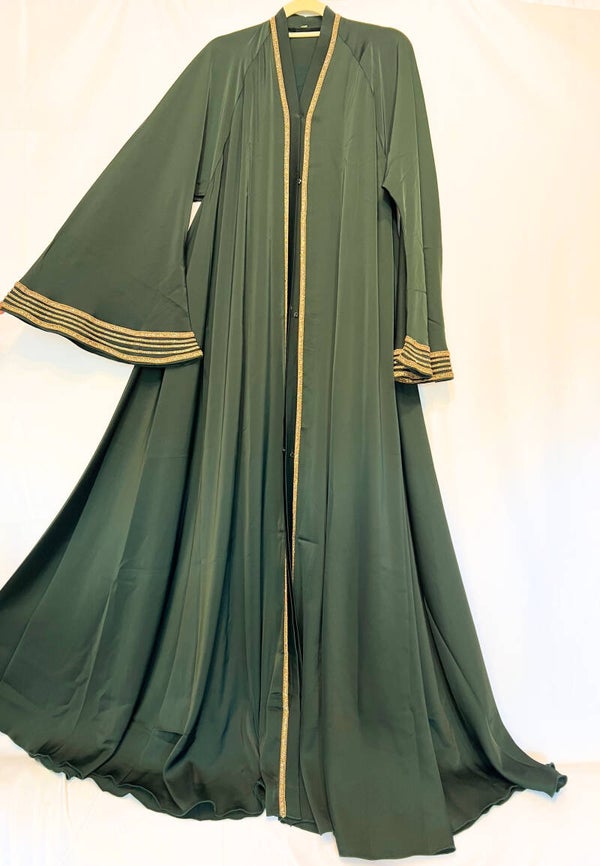 Abaya Yasmin – Tannengrüne Abaya mit goldener Verzierung