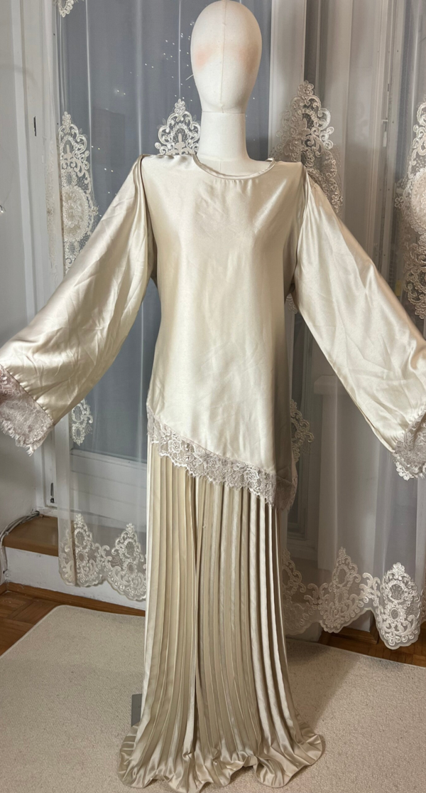 Eleganter Zweiteiler mit diagonalem Schnitt