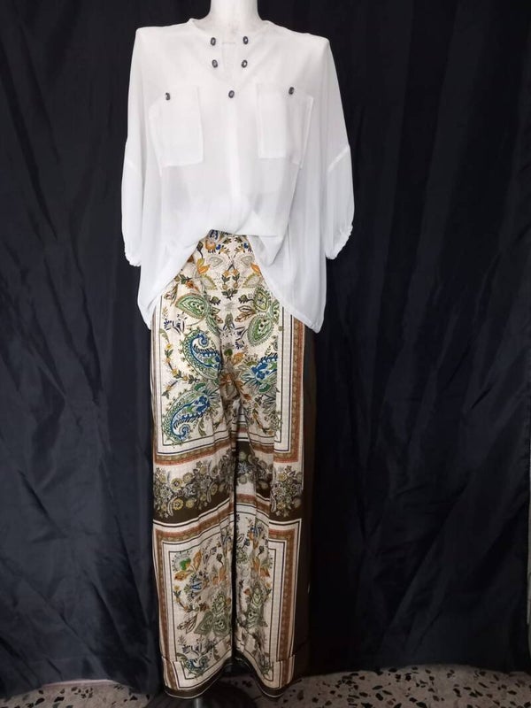 Completo pantalone in fantasia di saten con abbinata camicia in giorgette
