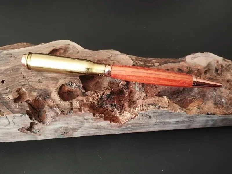 Stylo à bille artisanal avec douille en laiton