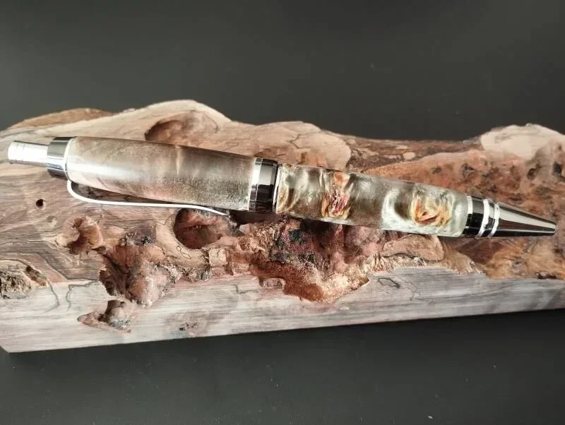 Stylo à bille click artisanal avec corps translucide