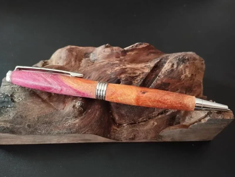 Stylo à bille artisanal en bois et résine