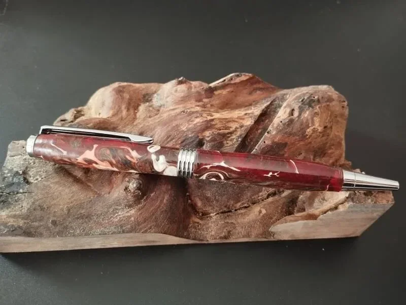 Stylo à bille artisanal en résine rouge