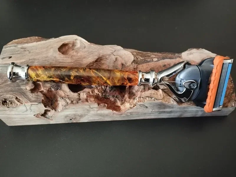 Rasoirs artisanaux avec manches en bois et résine