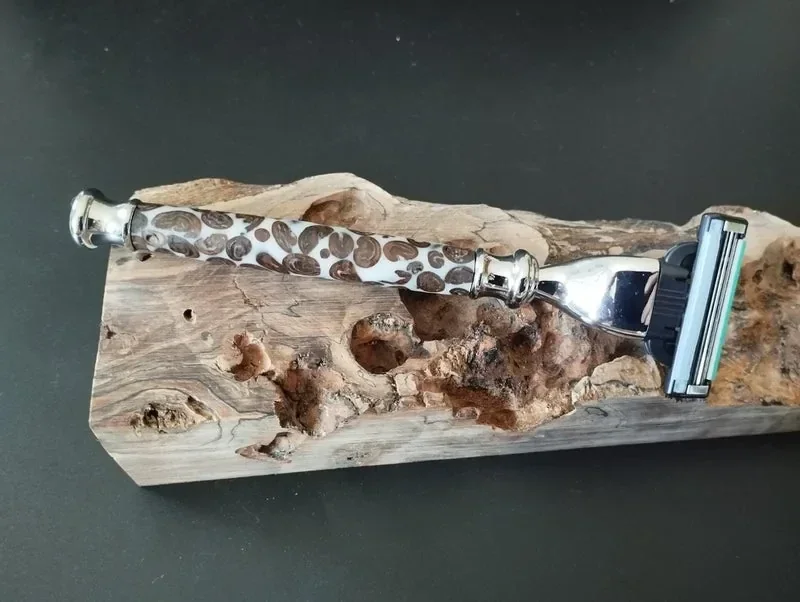 Rasoir Mach3 artisanal avec manche en bois et résine