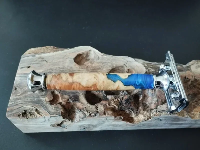 Rasoir de sécurité artisanal avec manche en bois et résine bleue