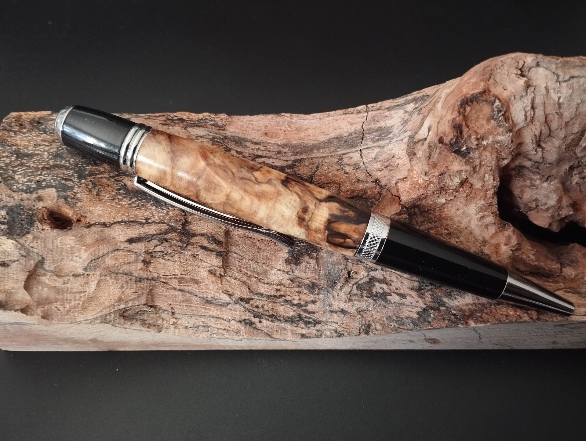 Le veiné des terres blanches – Stylo bille en érable échauffé