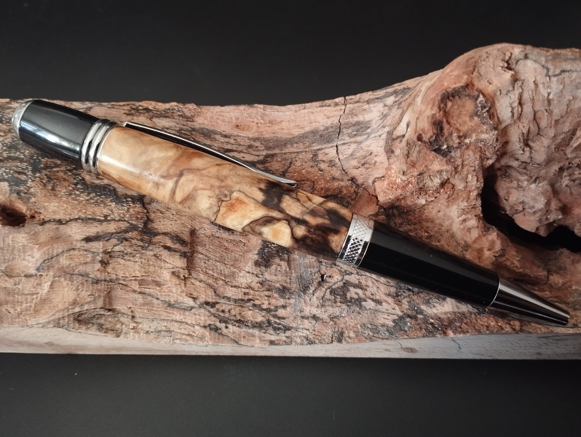 Stylo artisanal en bois brun avec finitions noires