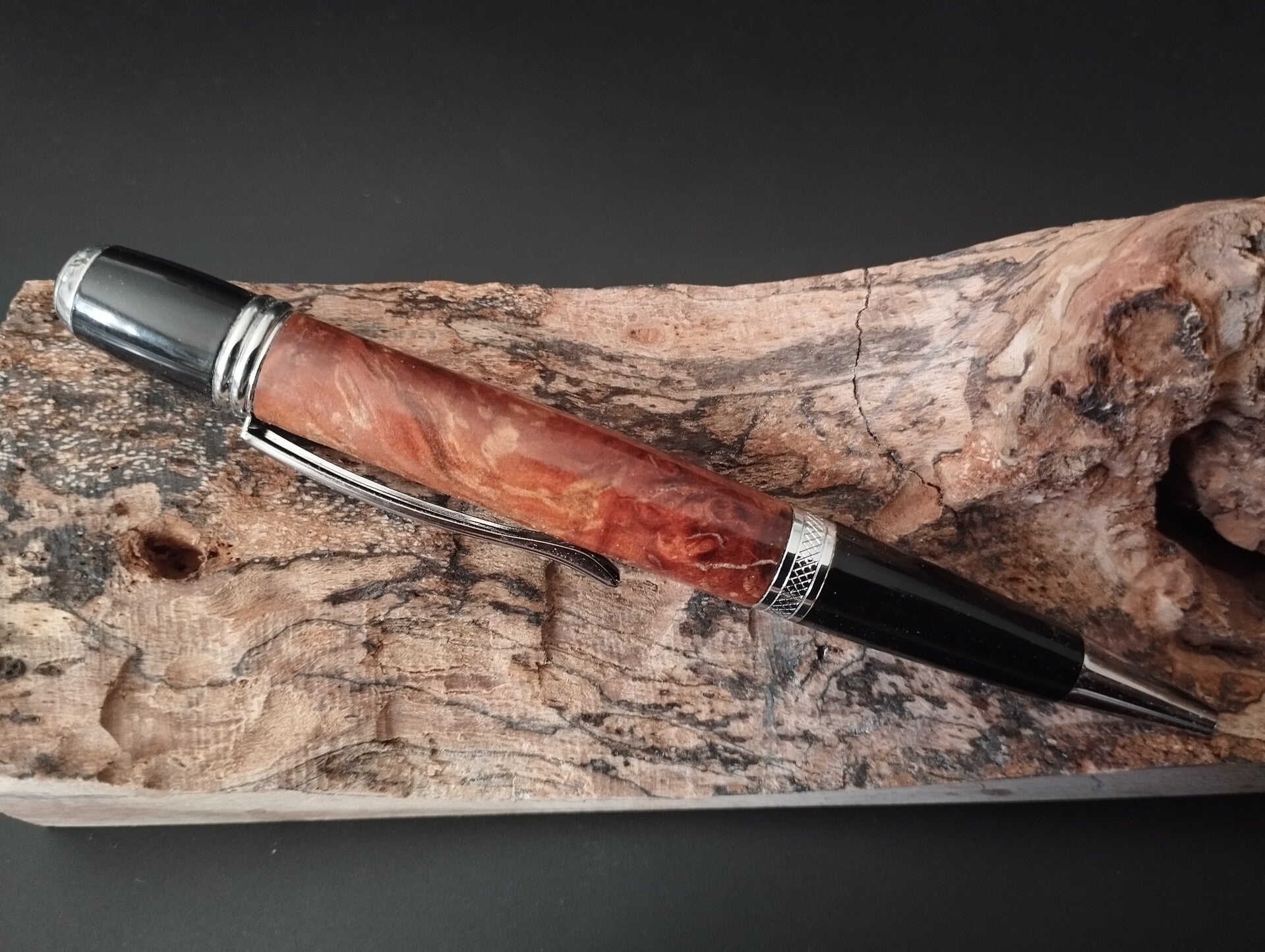 Foudre du verger — Stylo bille en bois de pommier échauffé