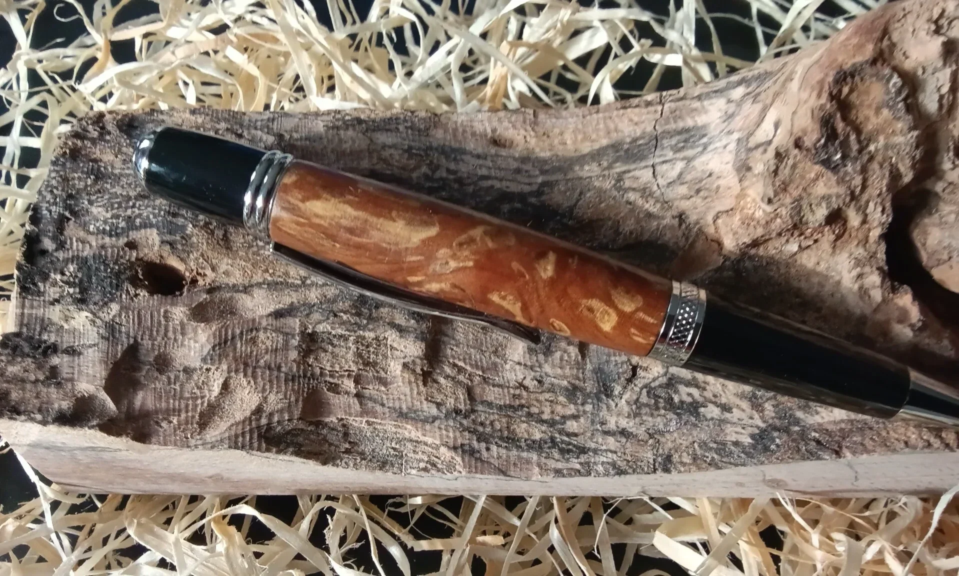Stylos artisanaux en bois et résine fabriqués à Fécamp