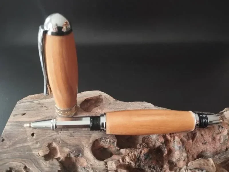 Stylo roller artisanal en bois avec capuchon