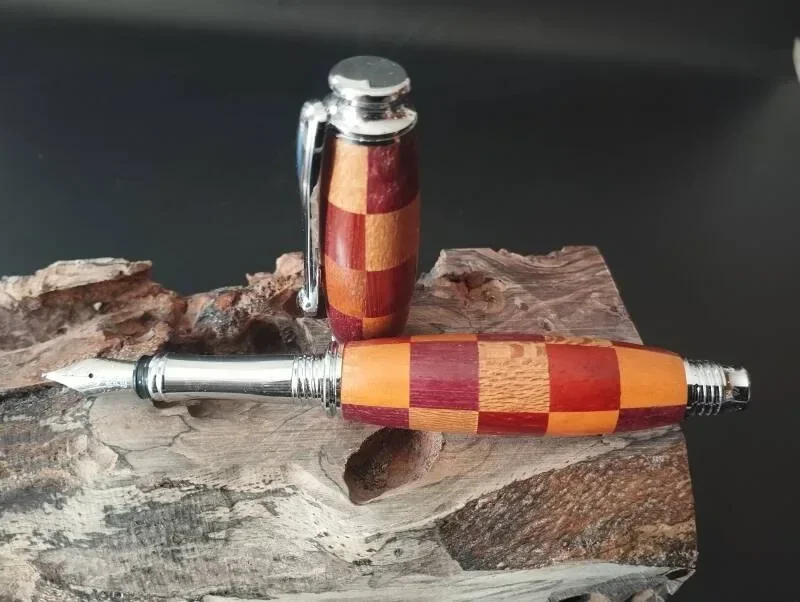 Stylo plume artisanal multibois avec capuchon