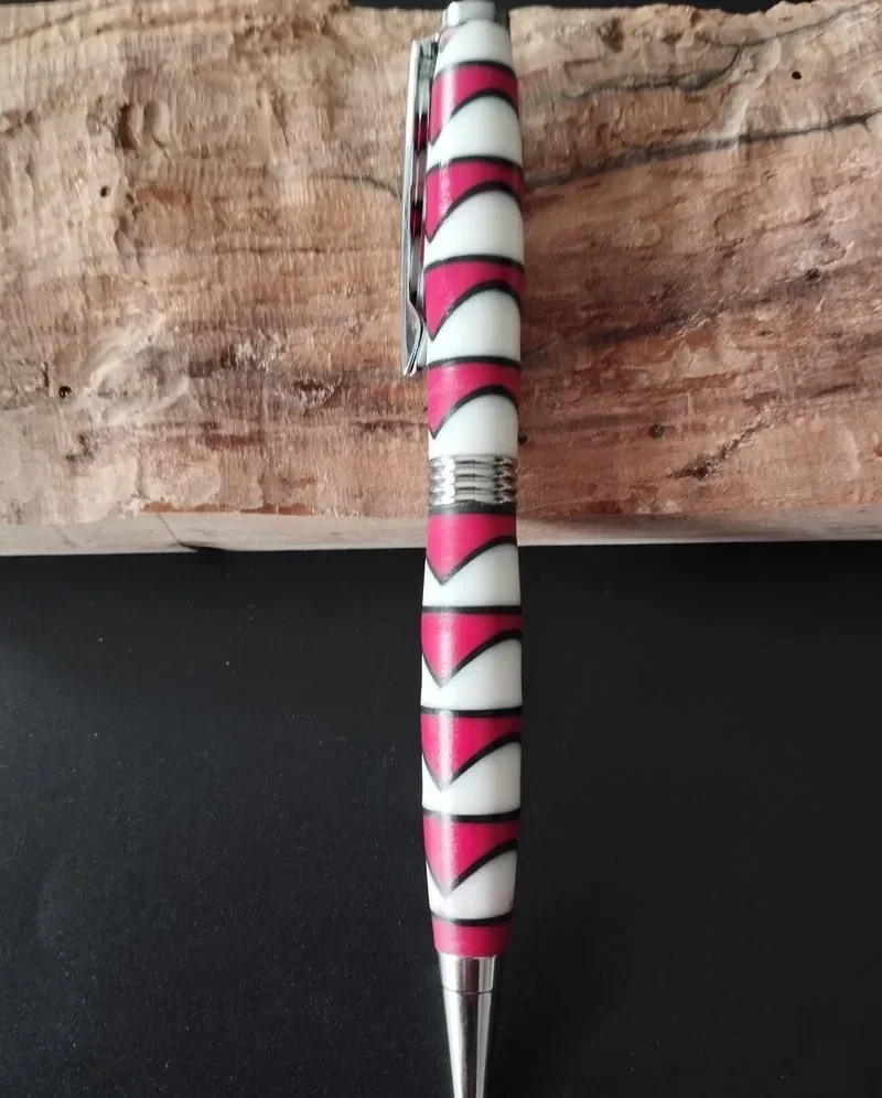 Stylo à bille rose, noir et blanc avec motif imprimé en 3D