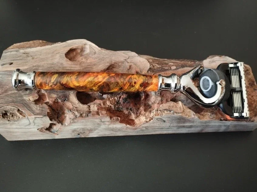 Rasoirs artisanaux avec manches en bois et résine