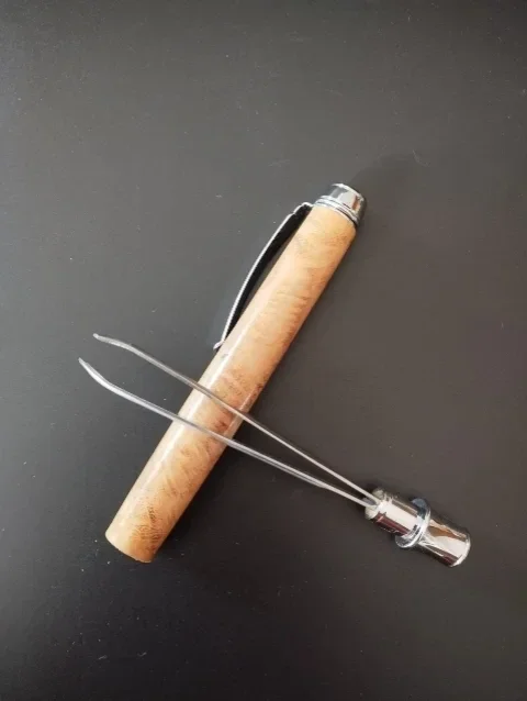 Pince à épiler artisanale avec manche en bois
