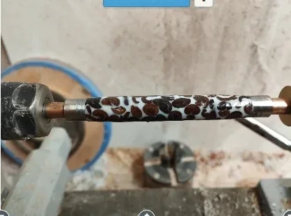 Fabrication au tour d’un accessoire en résine et grains de café