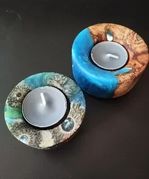 Porte-bougies artisanaux en bois et résine bleue