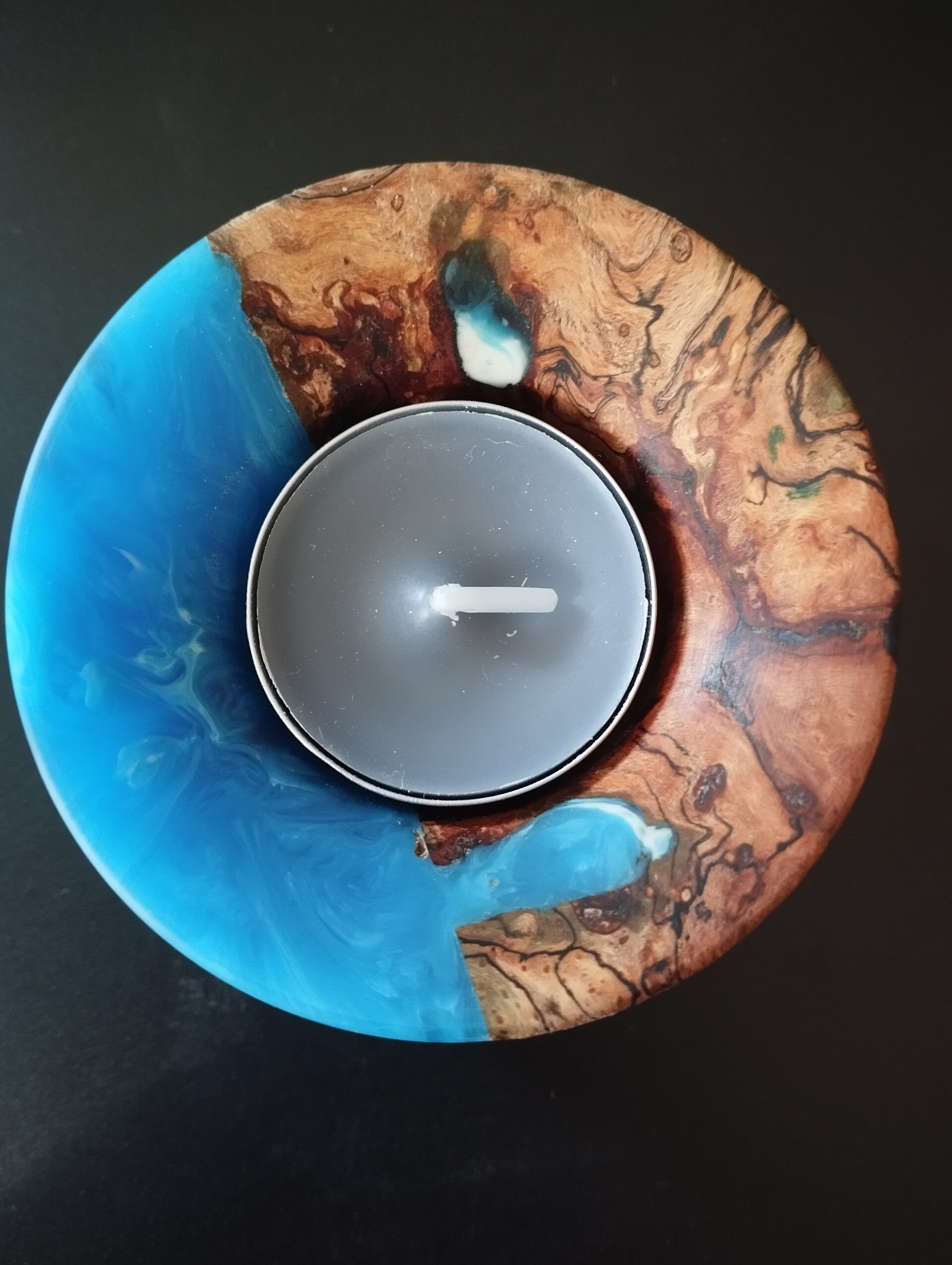 Lueur Océane – Porte-bougie en hêtre échauffé et résine bleu océan