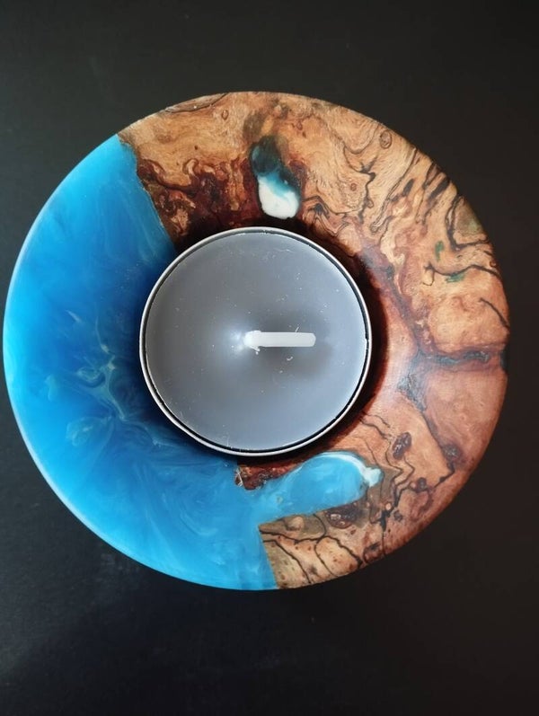 Lueur Océane – Porte-bougie en hêtre échauffé et résine bleu océan