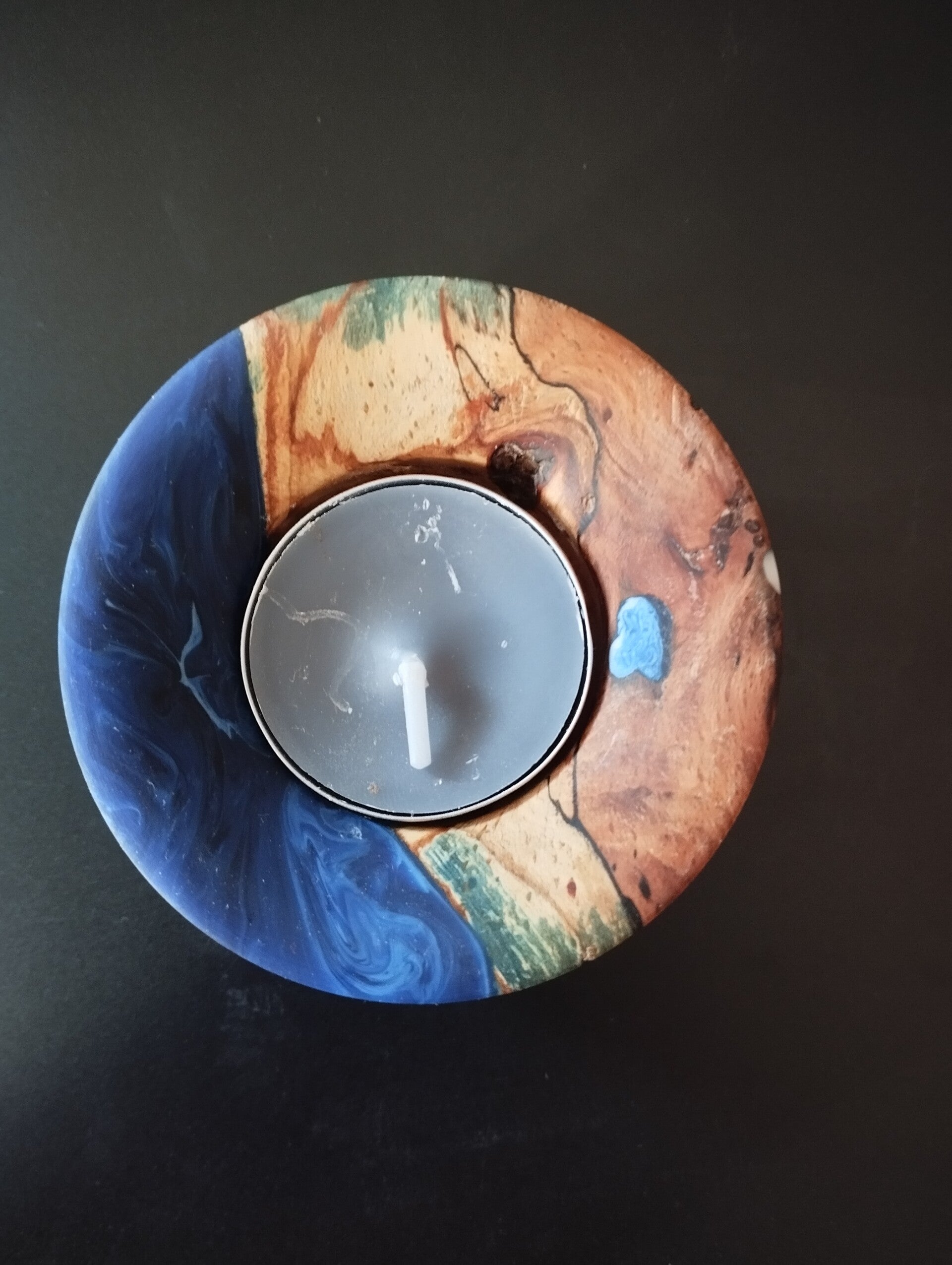 Lueur Marine – Porte-bougie en hêtre échauffé et résine bleu foncé