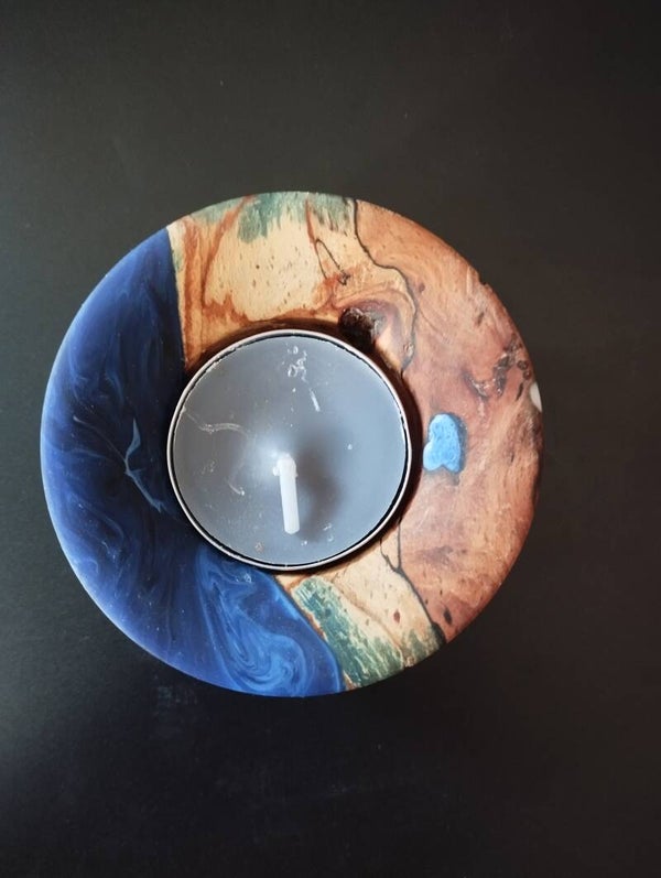 Lueur Marine – Porte-bougie en hêtre échauffé et résine bleu foncé