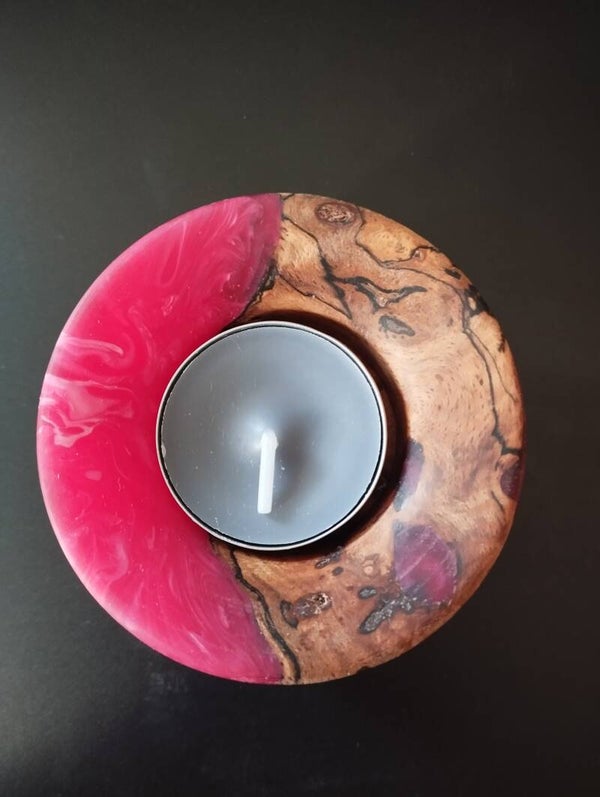 Lueur de Braise – Porte-bougie en hêtre échauffé et résine rouge
