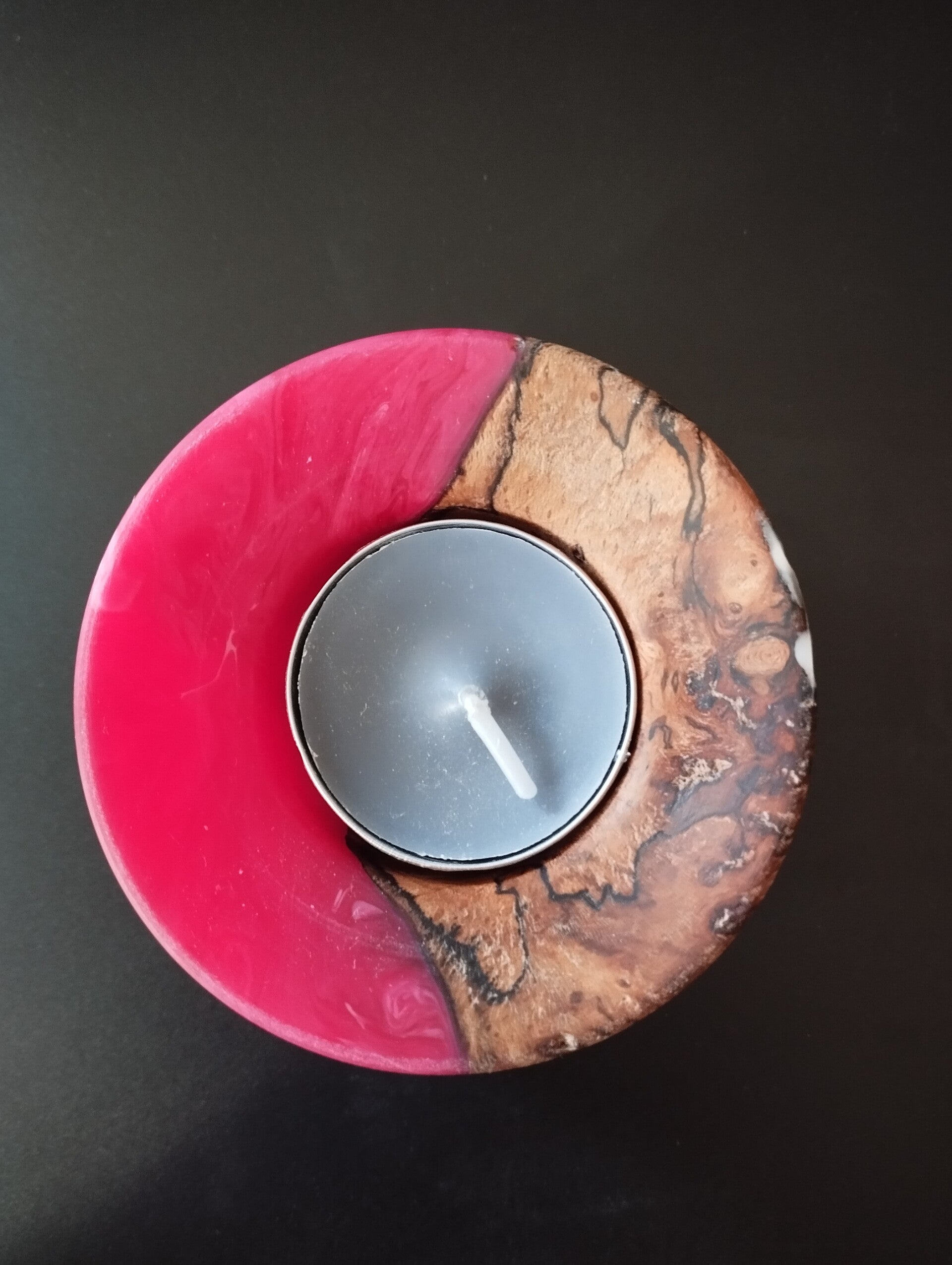 Lueur Grenat – Porte-bougie en hêtre échauffé et résine rouge