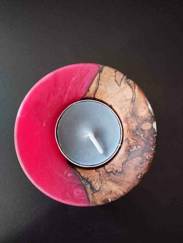 Lueur Grenat – Porte-bougie en hêtre échauffé et résine rouge