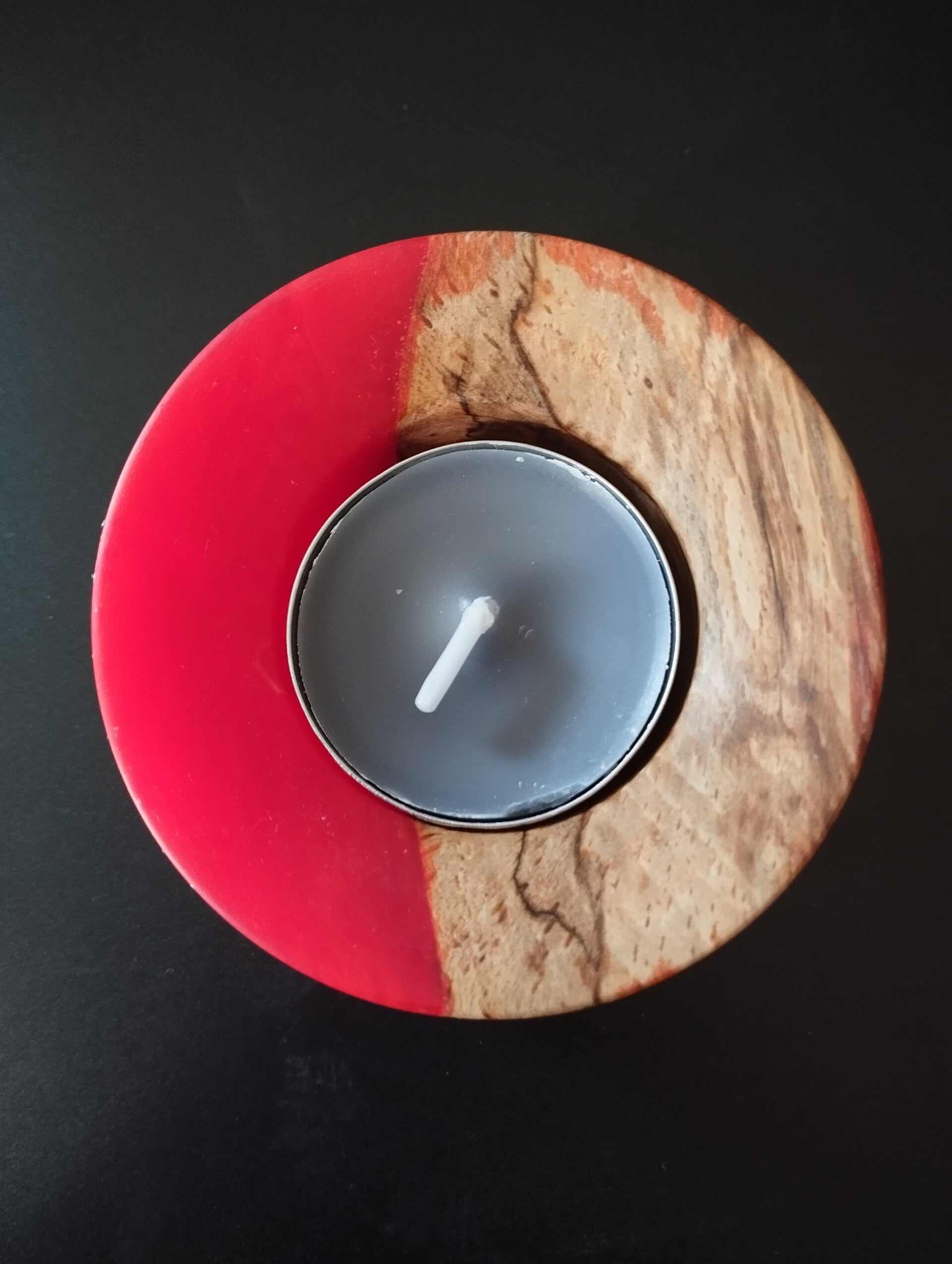 Lueur d’Ambre – Porte-bougie en hêtre échauffé et résine orange