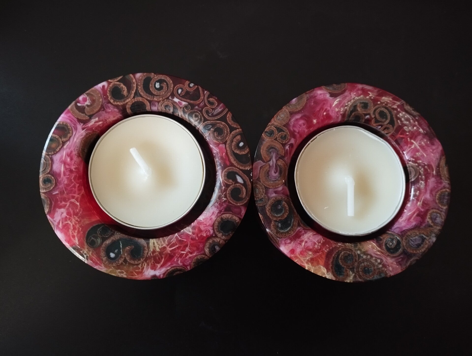 Duo Épices de Braise – Lot de 2 porte-bougies en cannelle, loofah et résine rouge