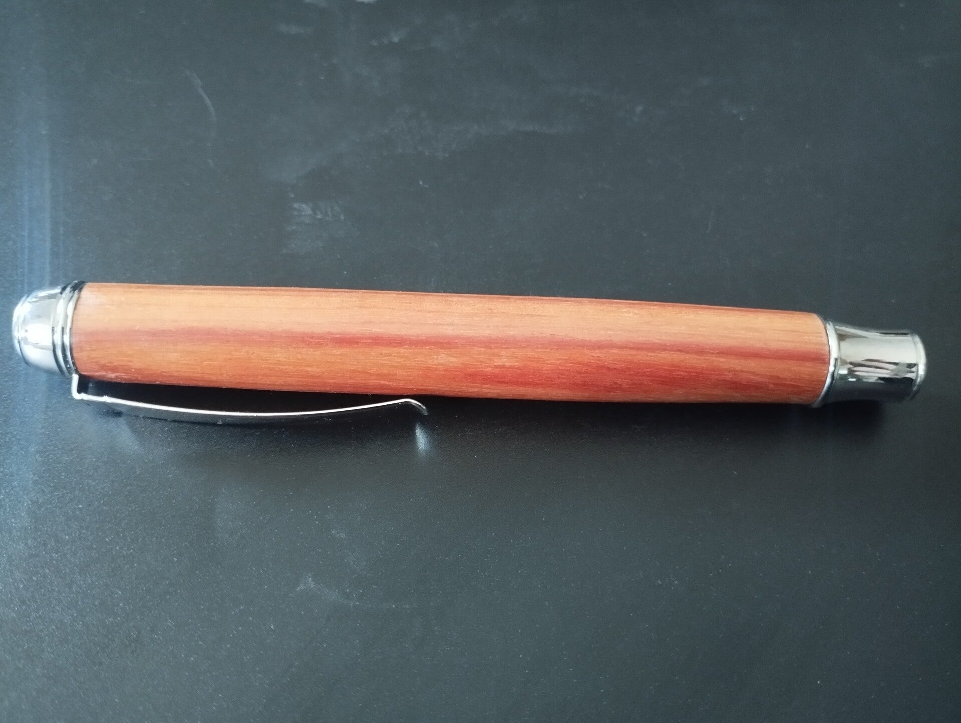 Précision Rose – Pince à épiler en bois de rose