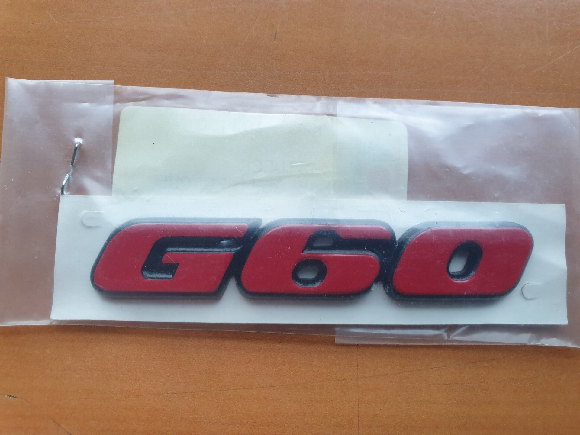 G60 plakembleem tornado rood  535853675 QN5