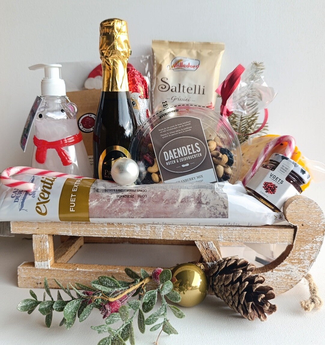 Kerst Cadeaupakket op Houten Slee – Luxe Food & Cosy Winter Editie (30 cm, white washed)